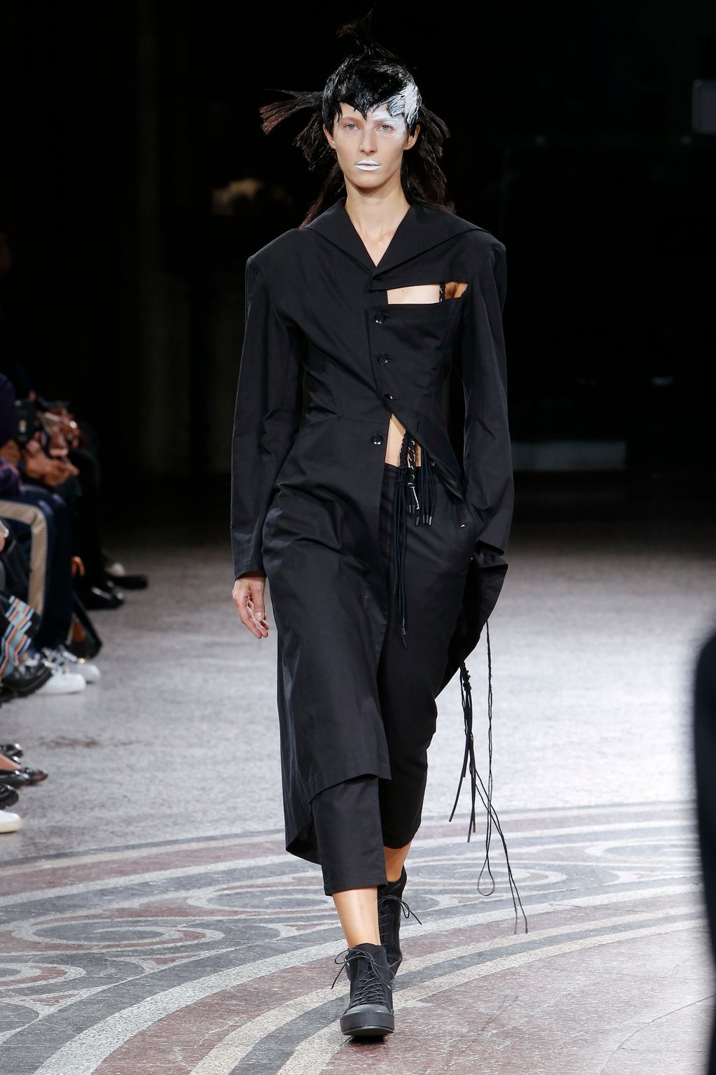 Fashion Week Paris Spring/Summer 2017 look 18 from the Yohji Yamamoto collection 女装