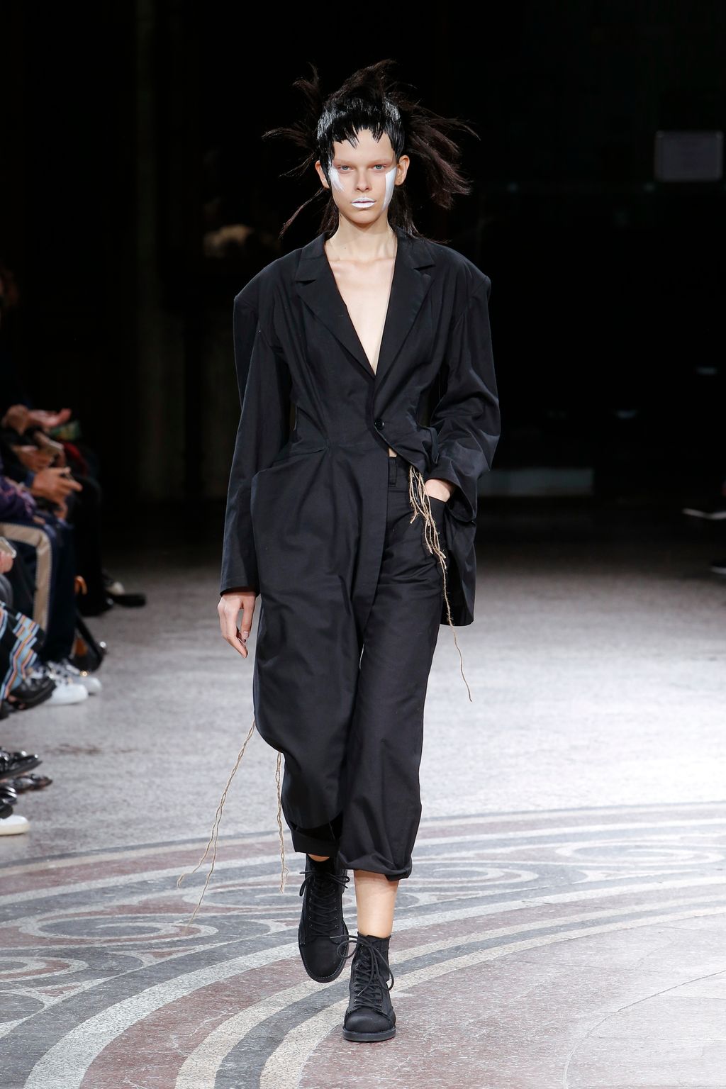 Fashion Week Paris Spring/Summer 2017 look 20 from the Yohji Yamamoto collection 女装