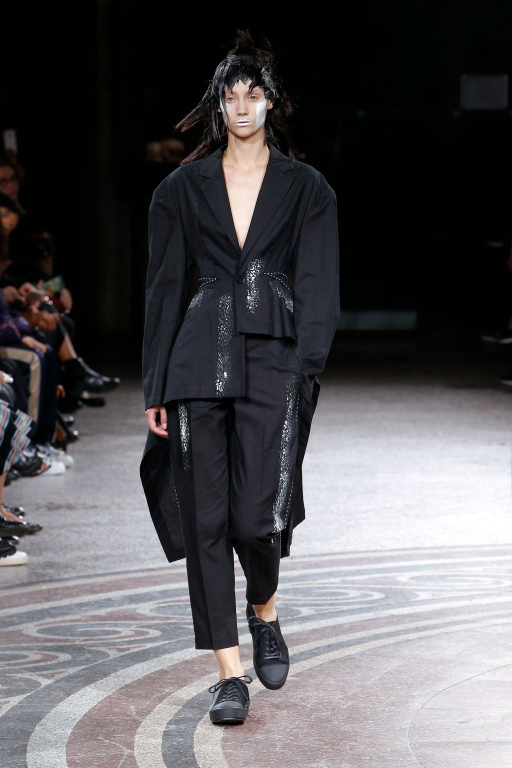 Fashion Week Paris Spring/Summer 2017 look 31 from the Yohji Yamamoto collection 女装