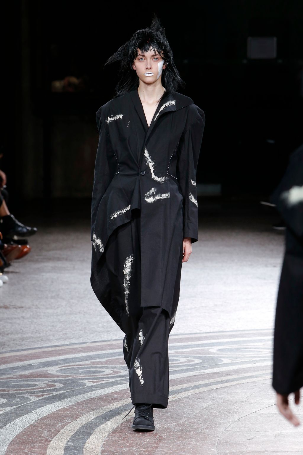 Fashion Week Paris Spring/Summer 2017 look 33 from the Yohji Yamamoto collection 女装