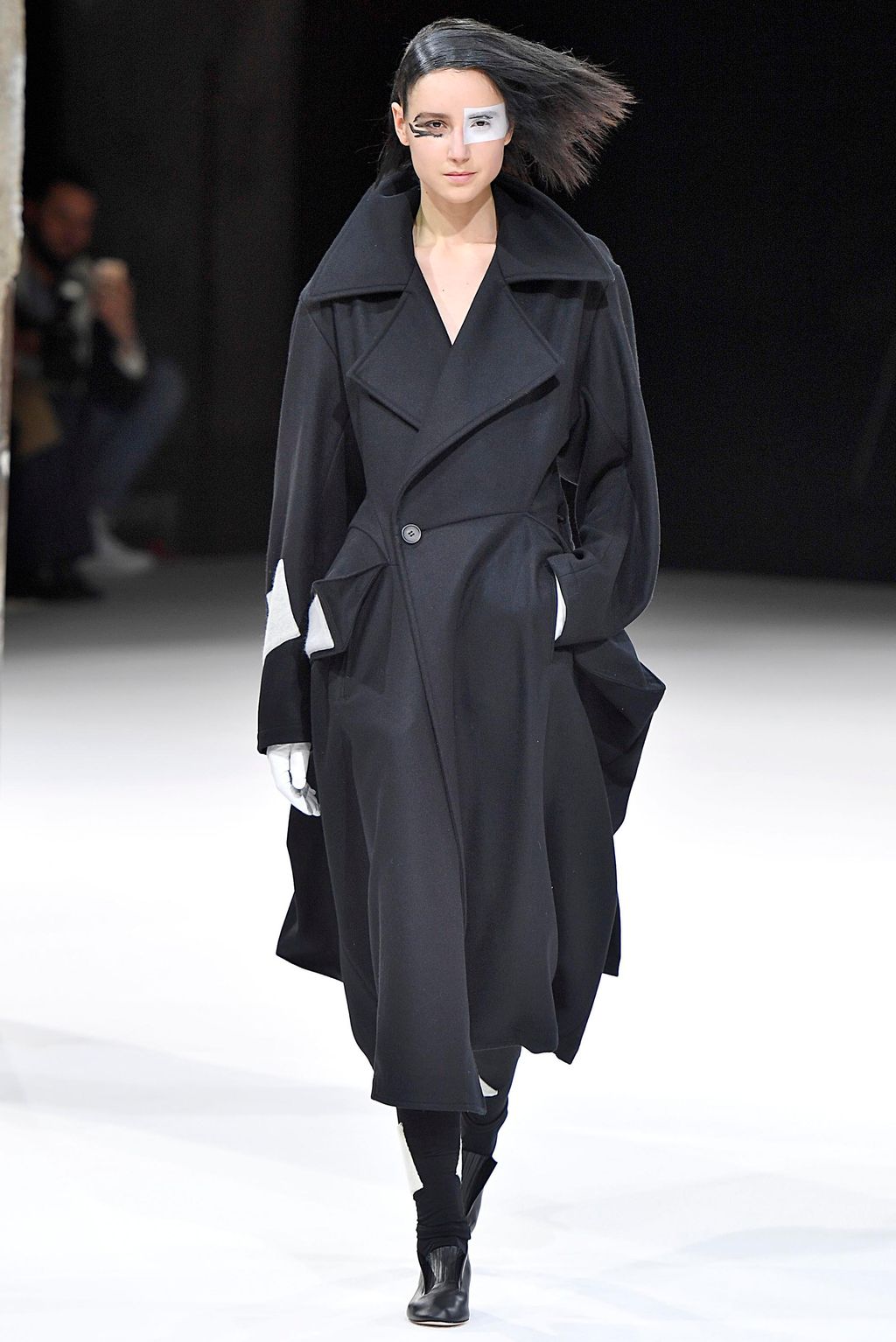 Fashion Week Paris Fall/Winter 2018 look 11 de la collection Yohji Yamamoto womenswear