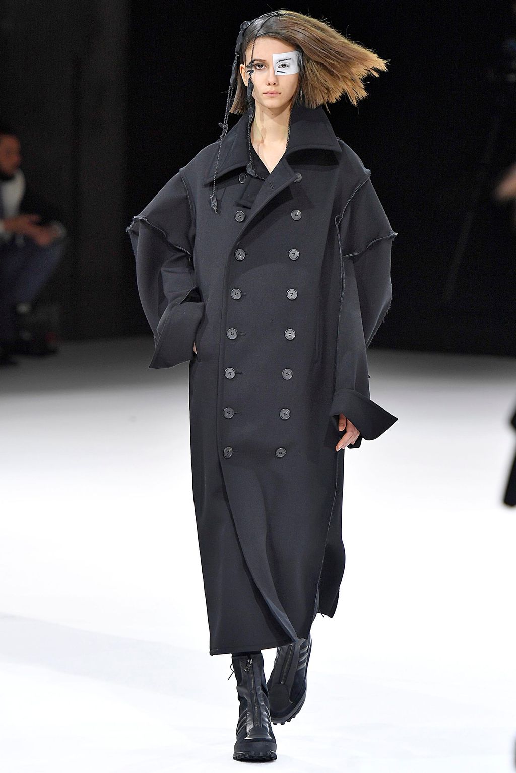 Fashion Week Paris Fall/Winter 2018 look 16 de la collection Yohji Yamamoto womenswear
