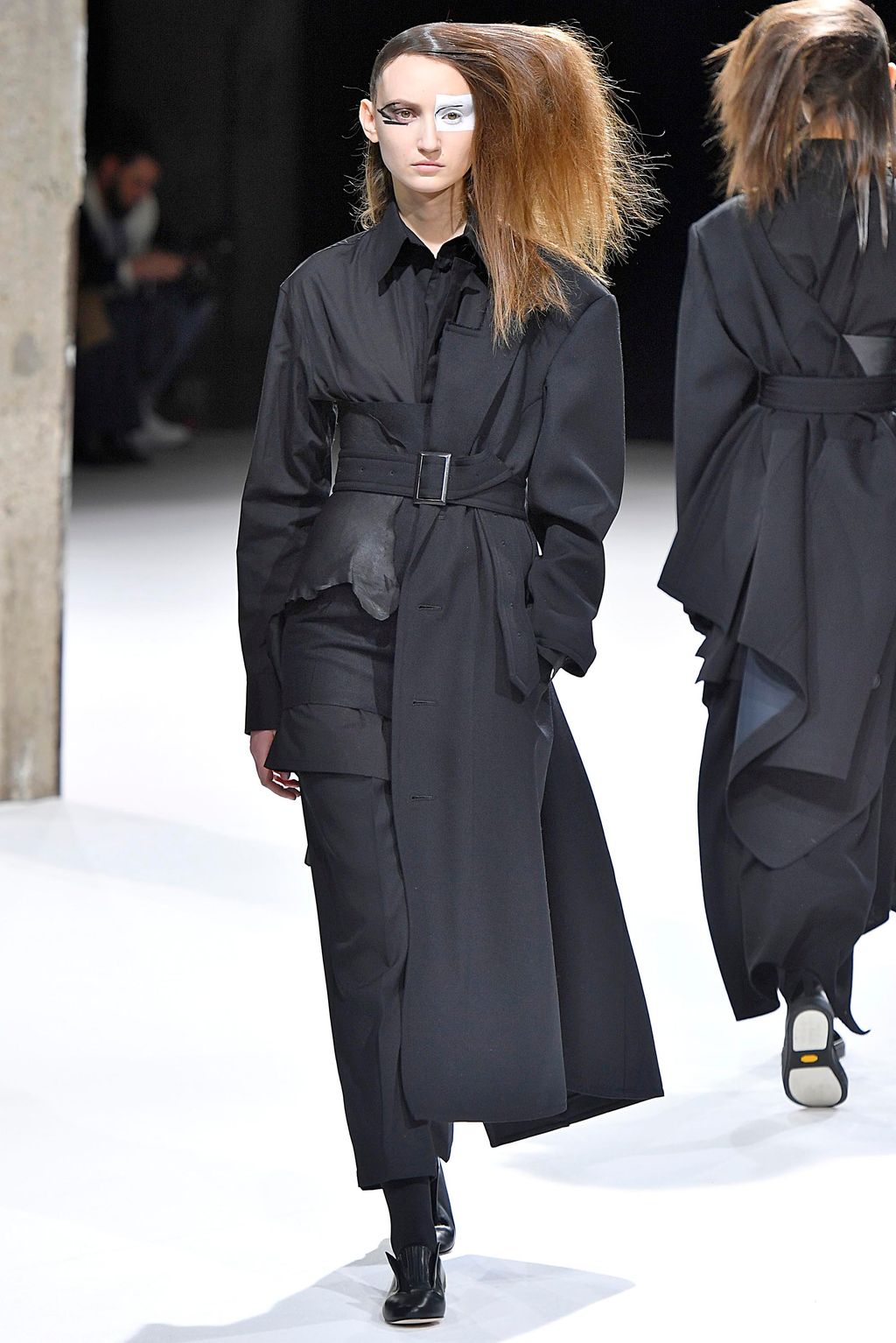 Fashion Week Paris Fall/Winter 2018 look 19 de la collection Yohji Yamamoto womenswear