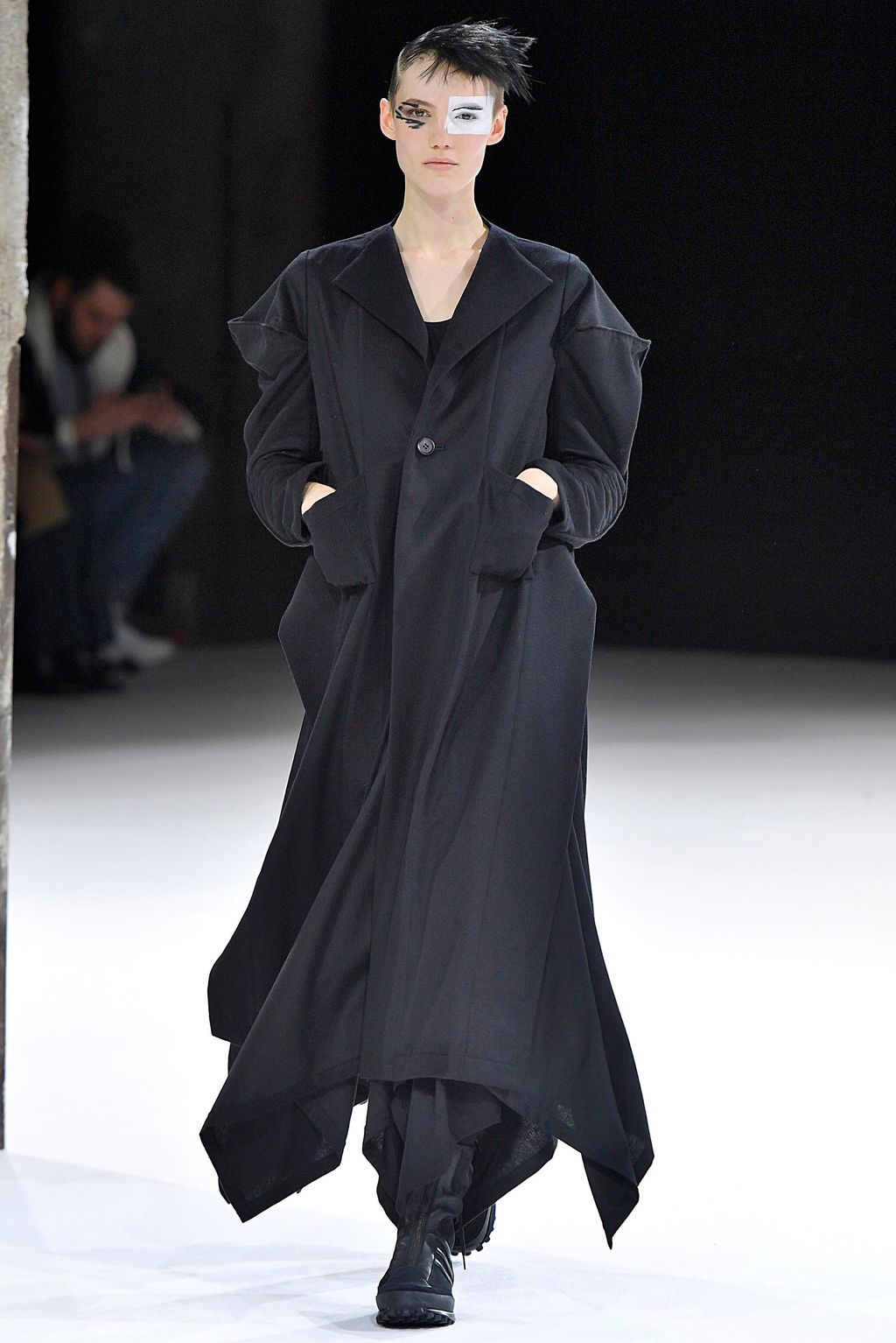 Fashion Week Paris Fall/Winter 2018 look 23 de la collection Yohji Yamamoto womenswear