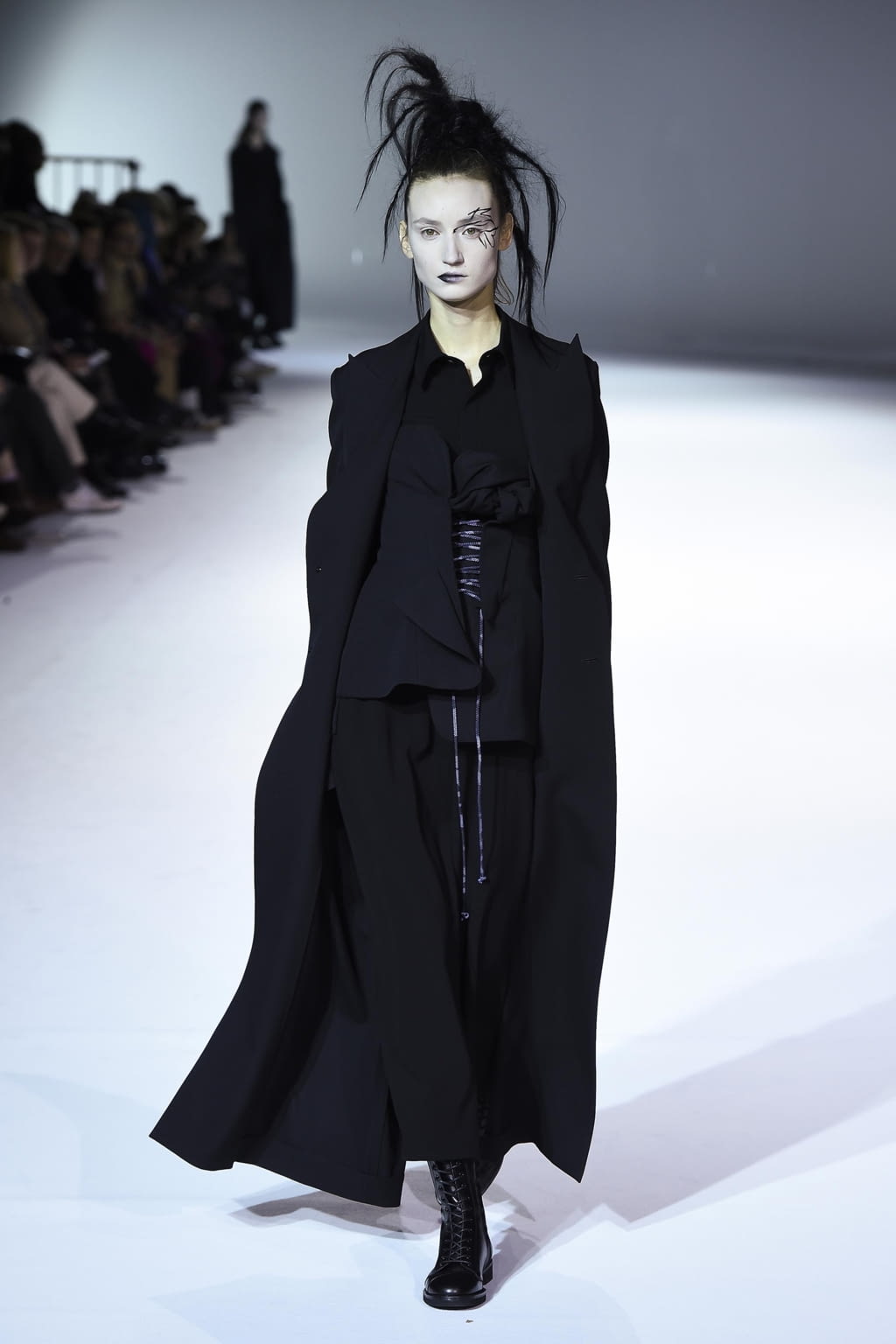Fashion Week Paris Fall/Winter 2020 look 1 de la collection Yohji Yamamoto womenswear