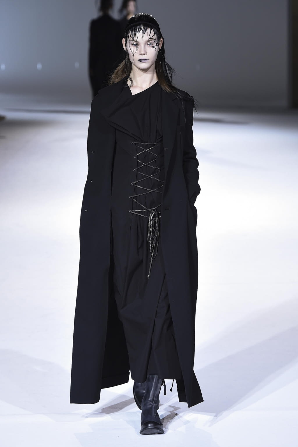 Fashion Week Paris Fall/Winter 2020 look 2 from the Yohji Yamamoto collection womenswear