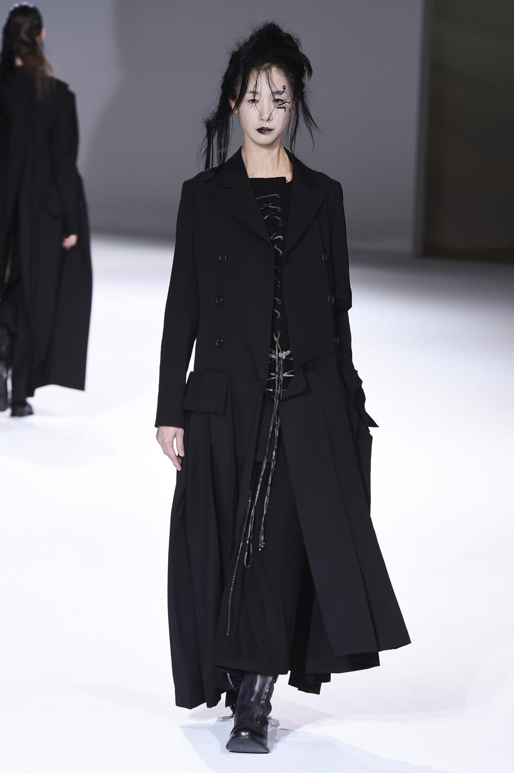 Fashion Week Paris Fall/Winter 2020 look 3 from the Yohji Yamamoto collection womenswear