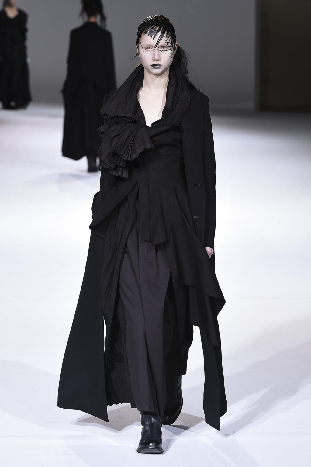 Fashion Week Paris Fall/Winter 2020 look 4 de la collection Yohji Yamamoto womenswear