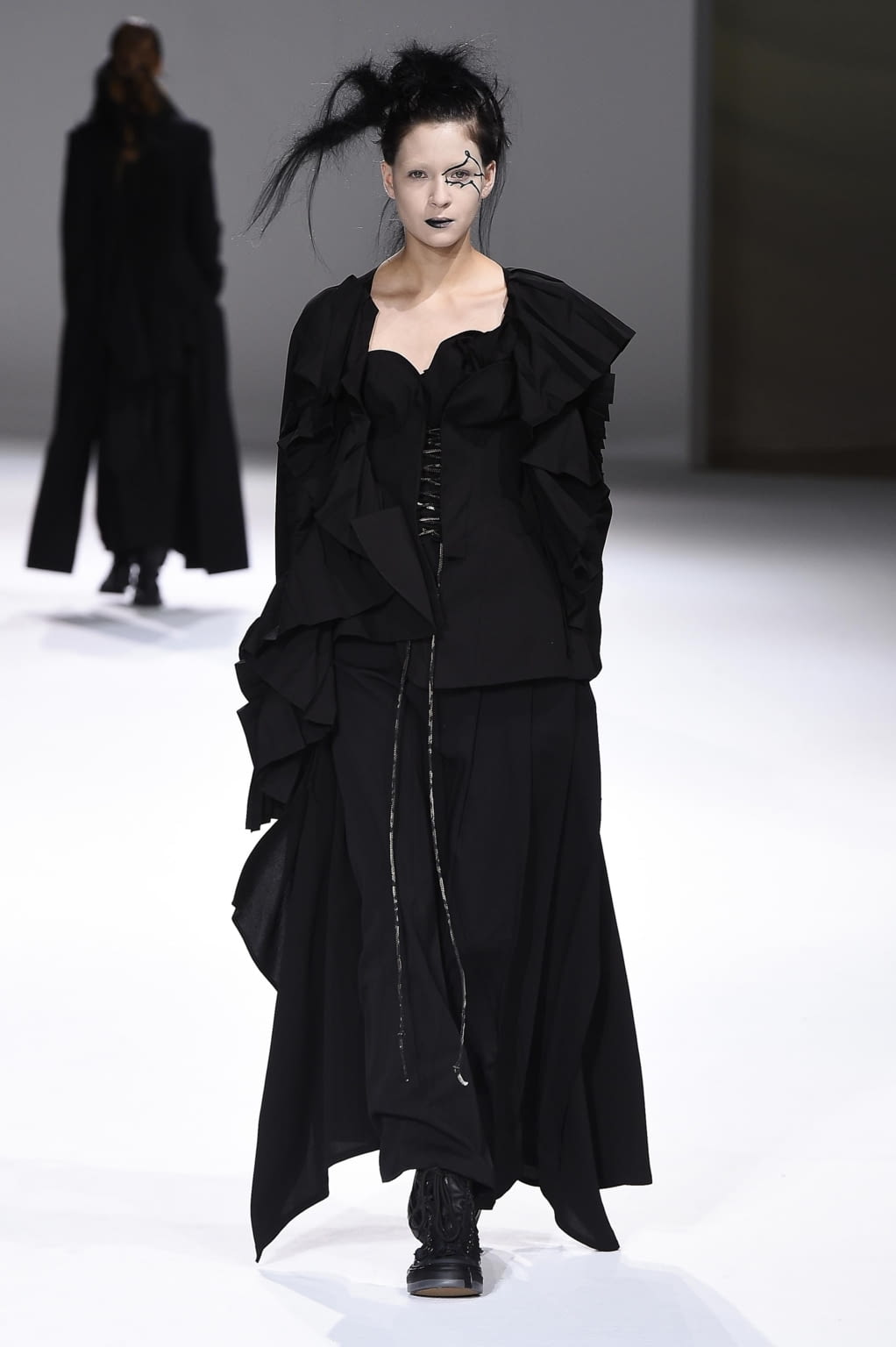 Fashion Week Paris Fall/Winter 2020 look 5 de la collection Yohji Yamamoto womenswear