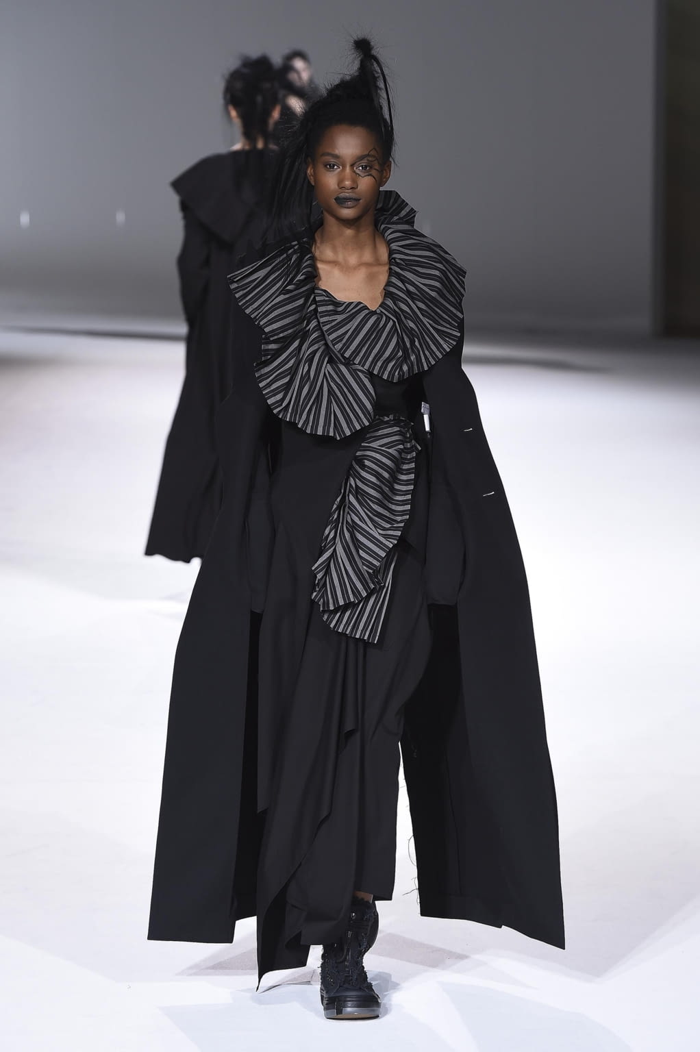 Fashion Week Paris Fall/Winter 2020 look 6 from the Yohji Yamamoto collection womenswear