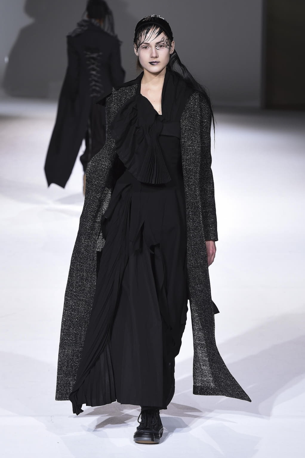 Fashion Week Paris Fall/Winter 2020 look 7 from the Yohji Yamamoto collection womenswear