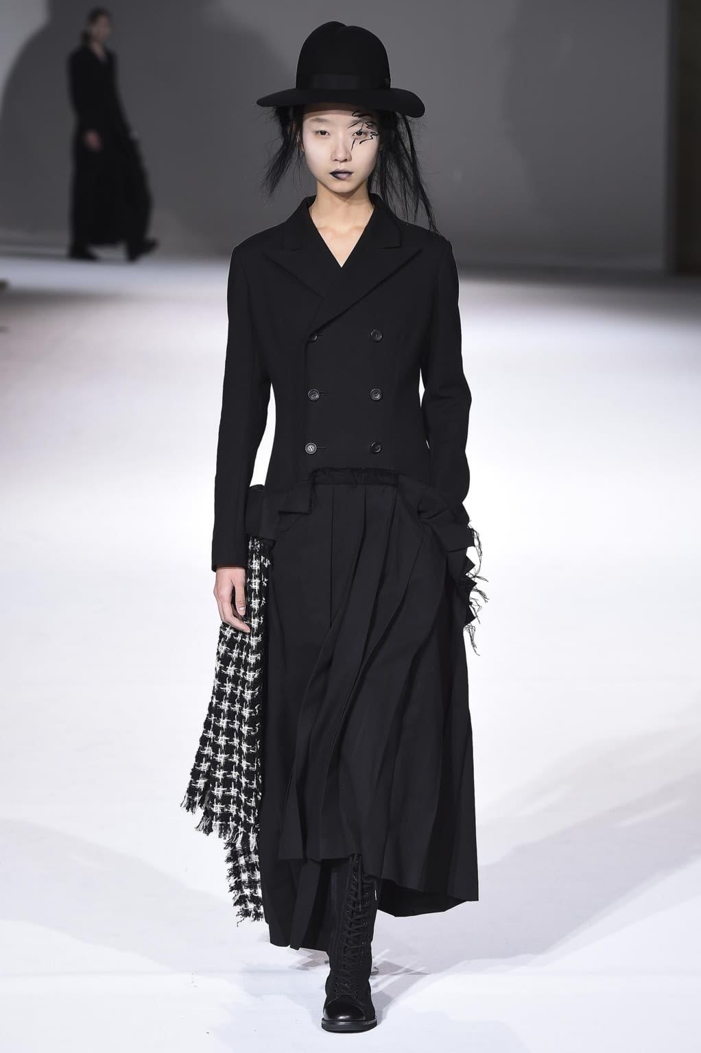 Fashion Week Paris Fall/Winter 2020 look 9 from the Yohji Yamamoto collection womenswear