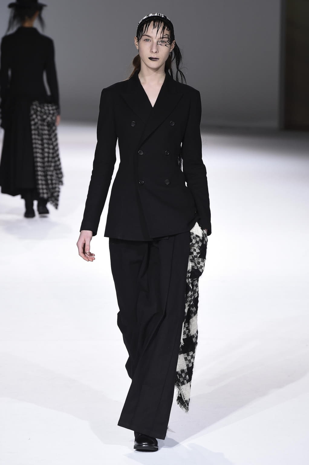 Fashion Week Paris Fall/Winter 2020 look 10 de la collection Yohji Yamamoto womenswear