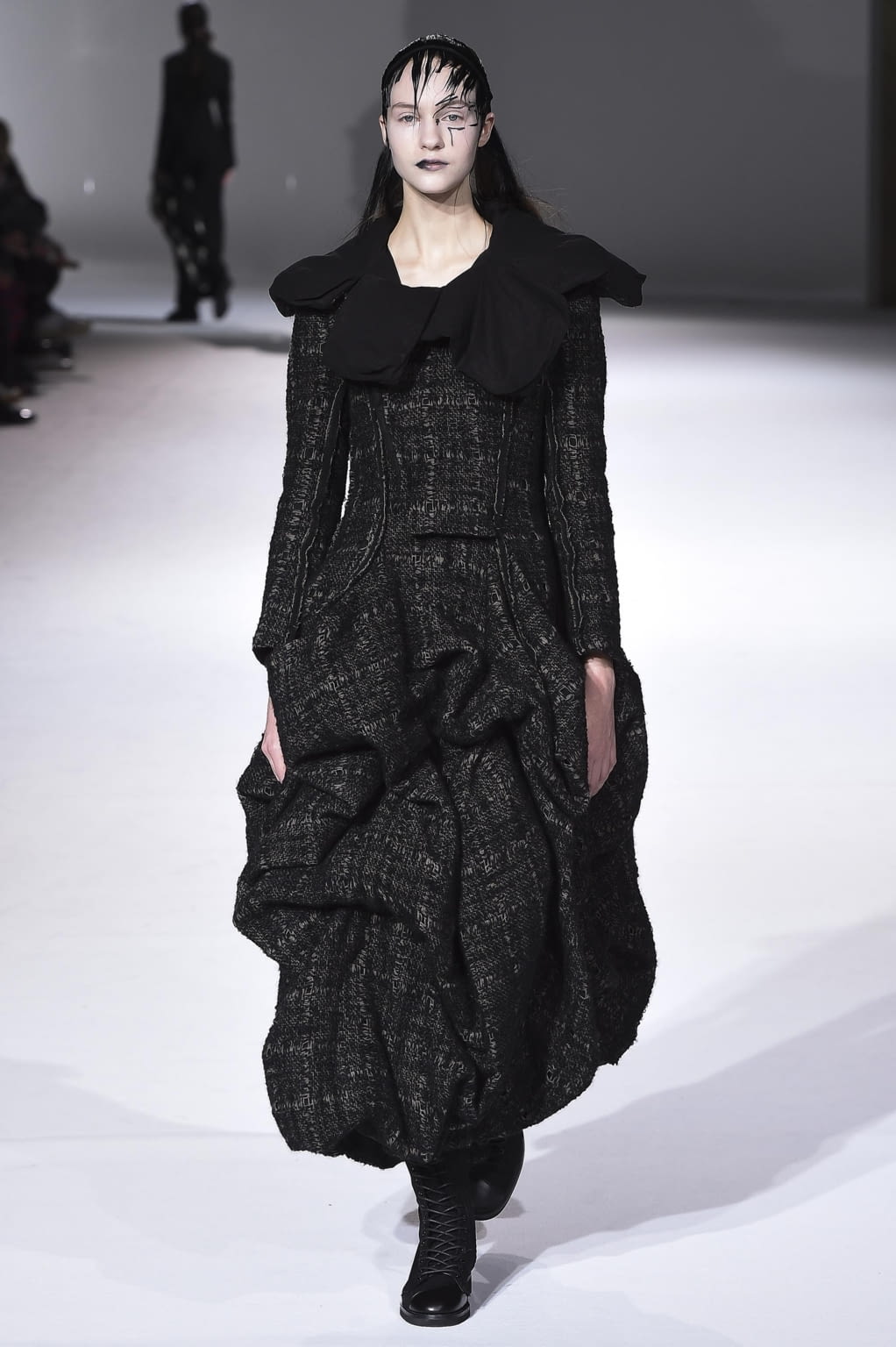 Fashion Week Paris Fall/Winter 2020 look 11 de la collection Yohji Yamamoto womenswear