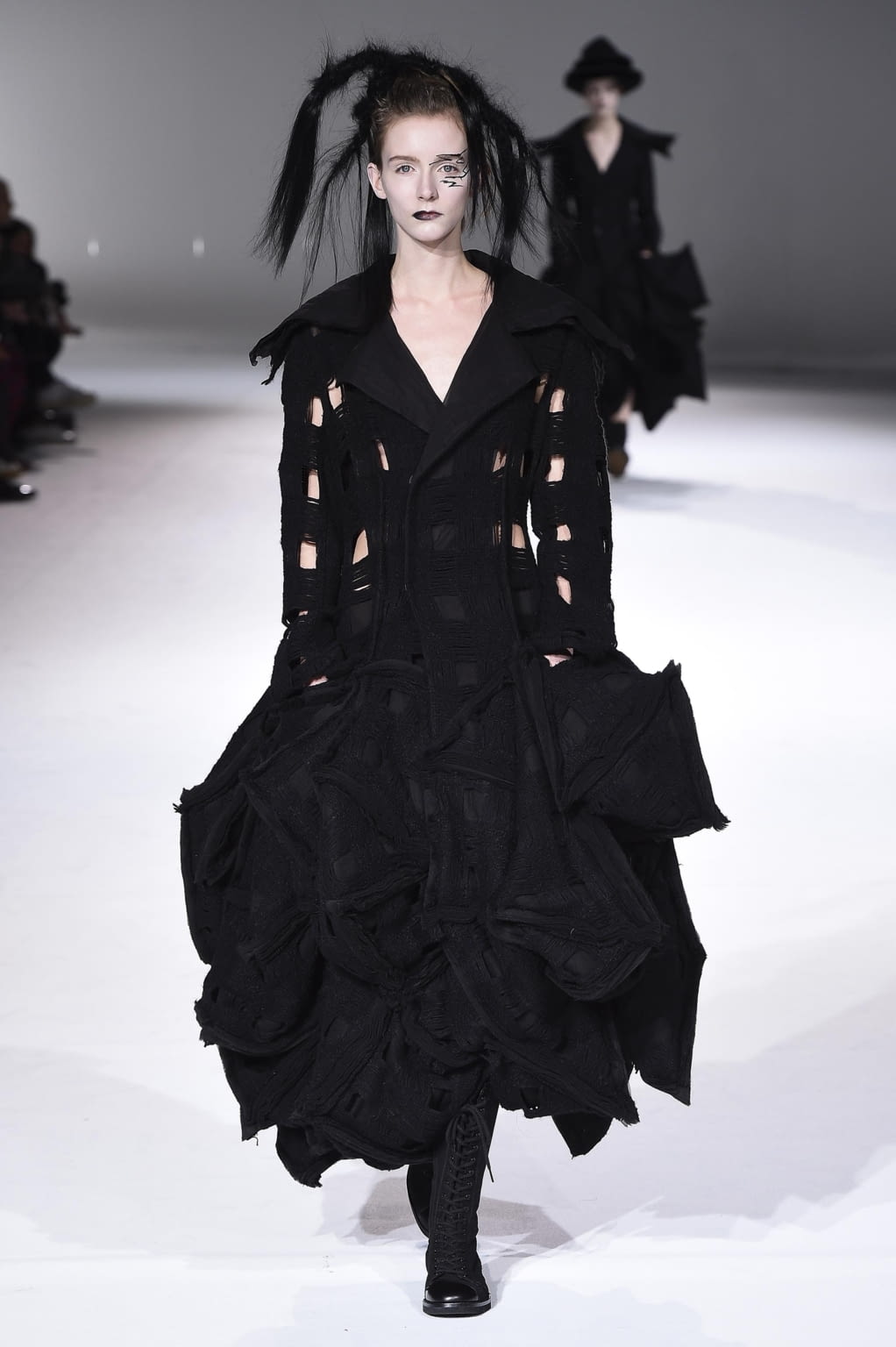 Fashion Week Paris Fall/Winter 2020 look 12 from the Yohji Yamamoto collection 女装