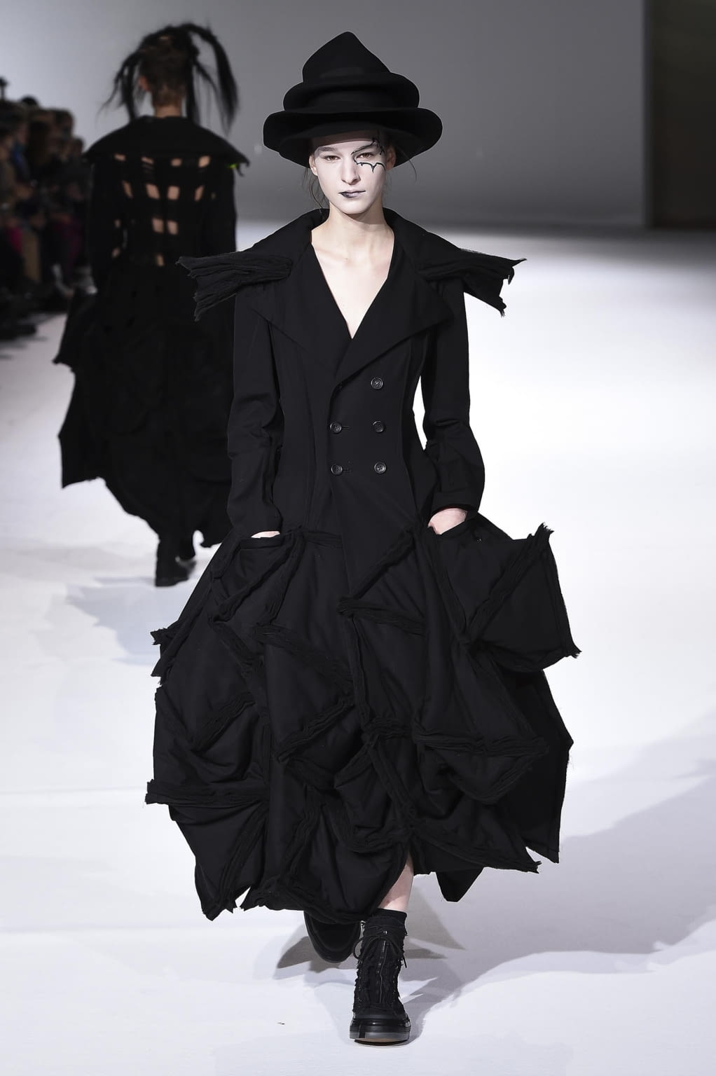 Fashion Week Paris Fall/Winter 2020 look 13 de la collection Yohji Yamamoto womenswear