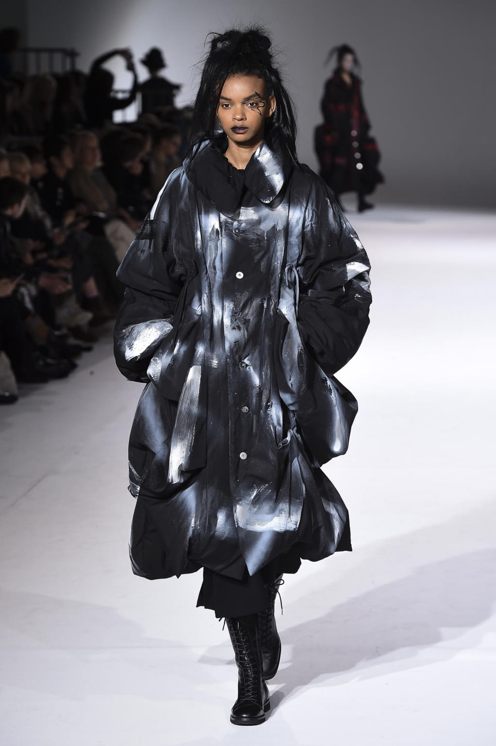 Fashion Week Paris Fall/Winter 2020 look 14 de la collection Yohji Yamamoto womenswear