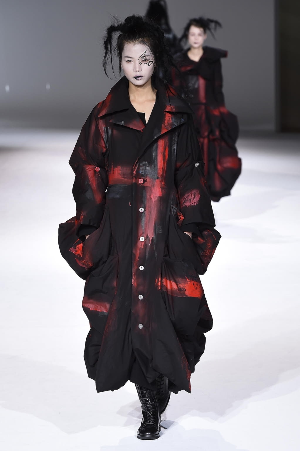 Fashion Week Paris Fall/Winter 2020 look 15 from the Yohji Yamamoto collection womenswear