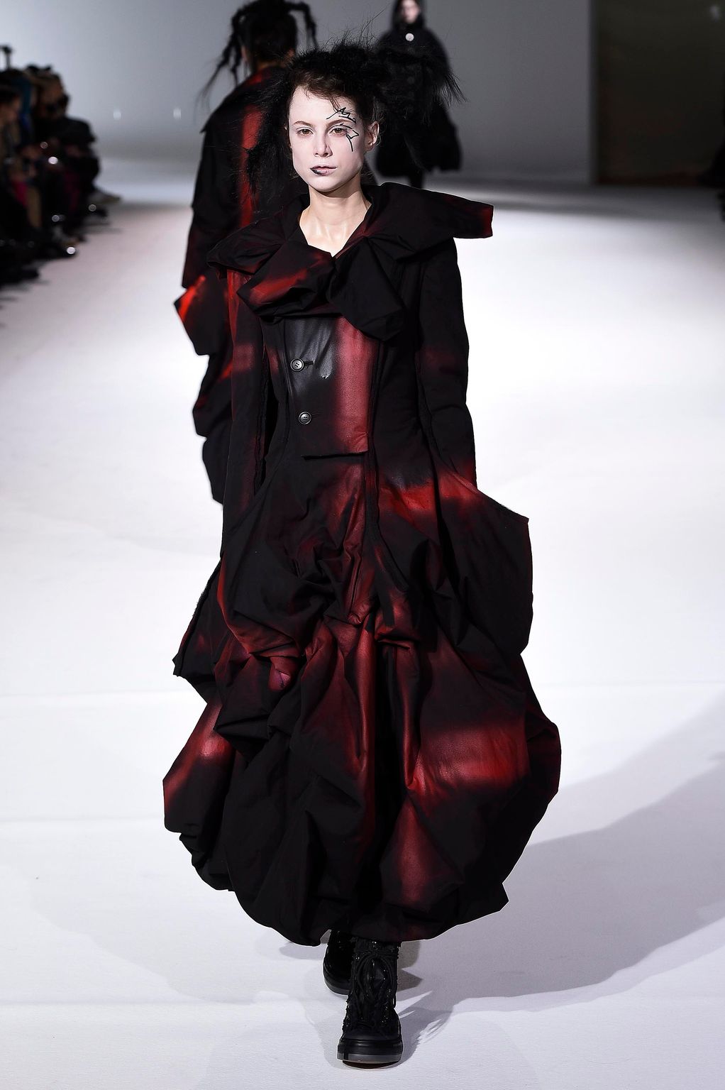 Fashion Week Paris Fall/Winter 2020 look 16 from the Yohji Yamamoto collection womenswear
