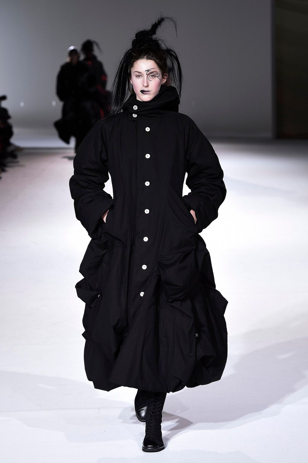 Fashion Week Paris Fall/Winter 2020 look 17 de la collection Yohji Yamamoto womenswear