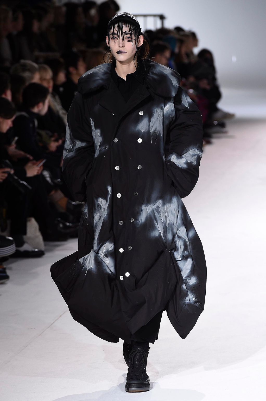 Fashion Week Paris Fall/Winter 2020 look 18 de la collection Yohji Yamamoto womenswear