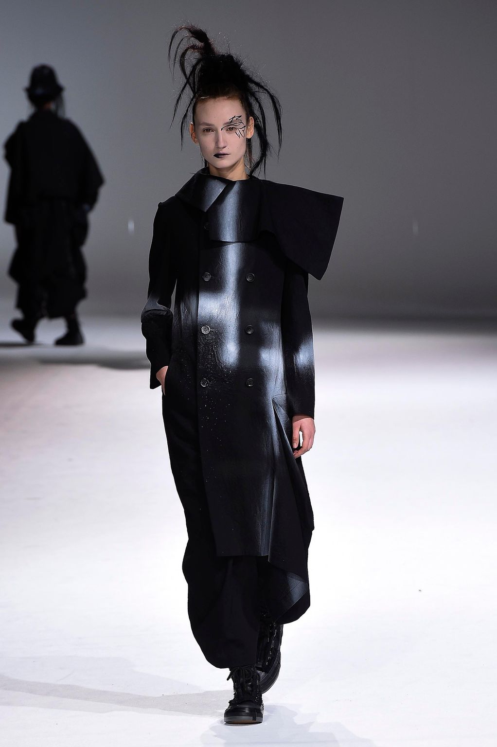 Fashion Week Paris Fall/Winter 2020 look 21 de la collection Yohji Yamamoto womenswear