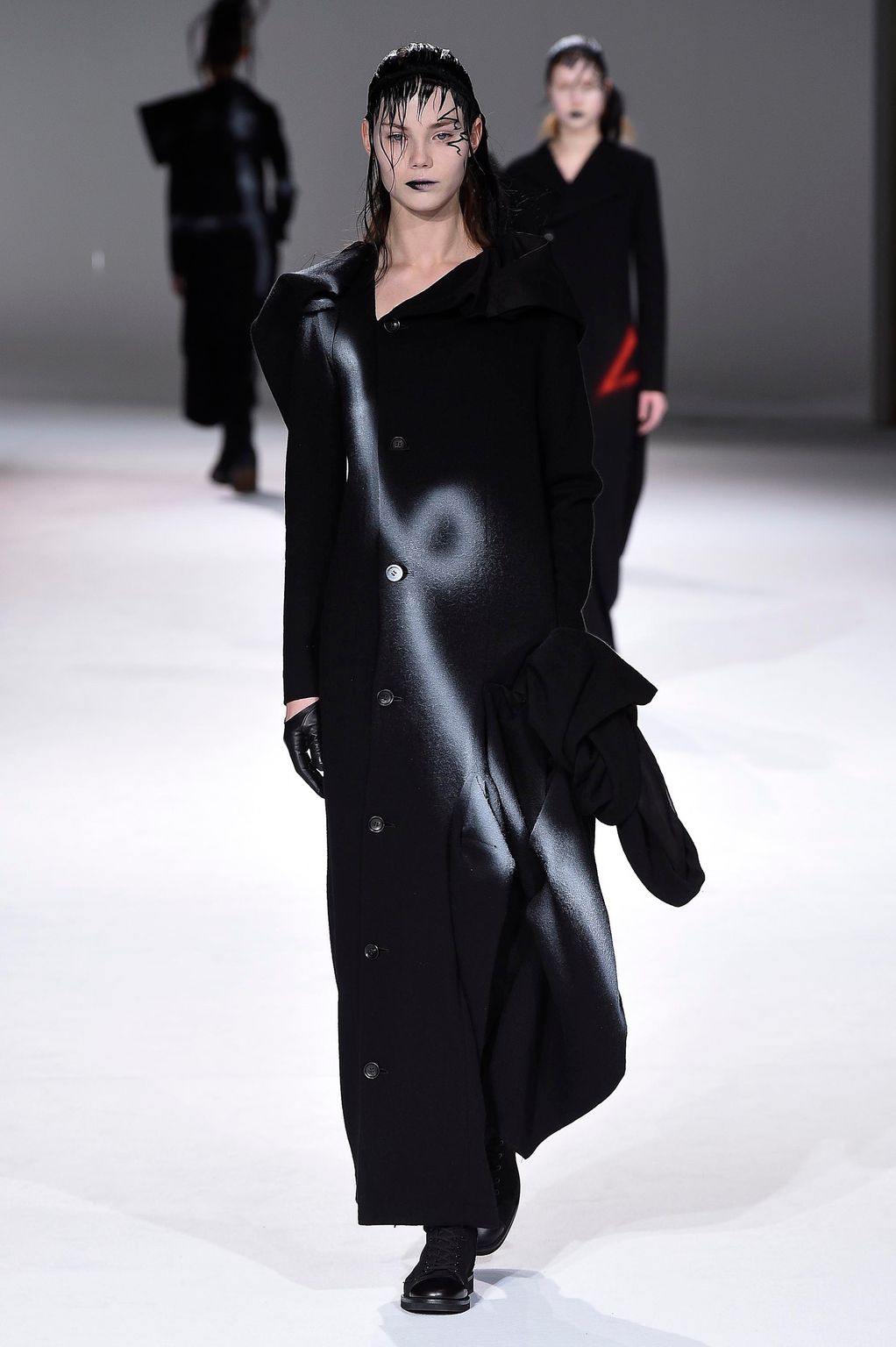 Fashion Week Paris Fall/Winter 2020 look 22 de la collection Yohji Yamamoto womenswear