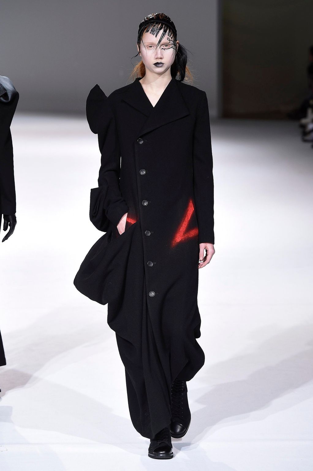 Fashion Week Paris Fall/Winter 2020 look 23 de la collection Yohji Yamamoto womenswear