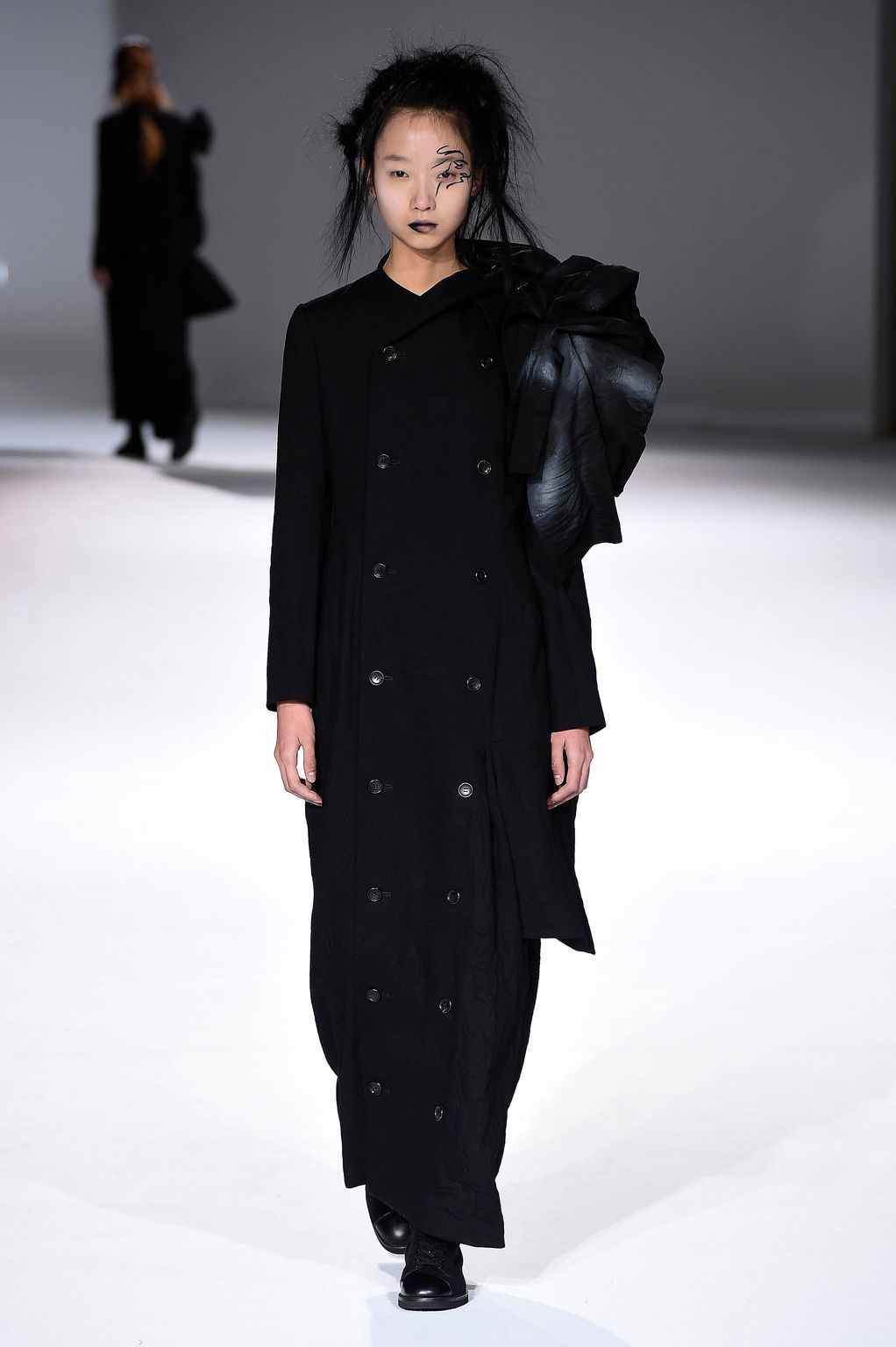 Fashion Week Paris Fall/Winter 2020 look 24 from the Yohji Yamamoto collection womenswear