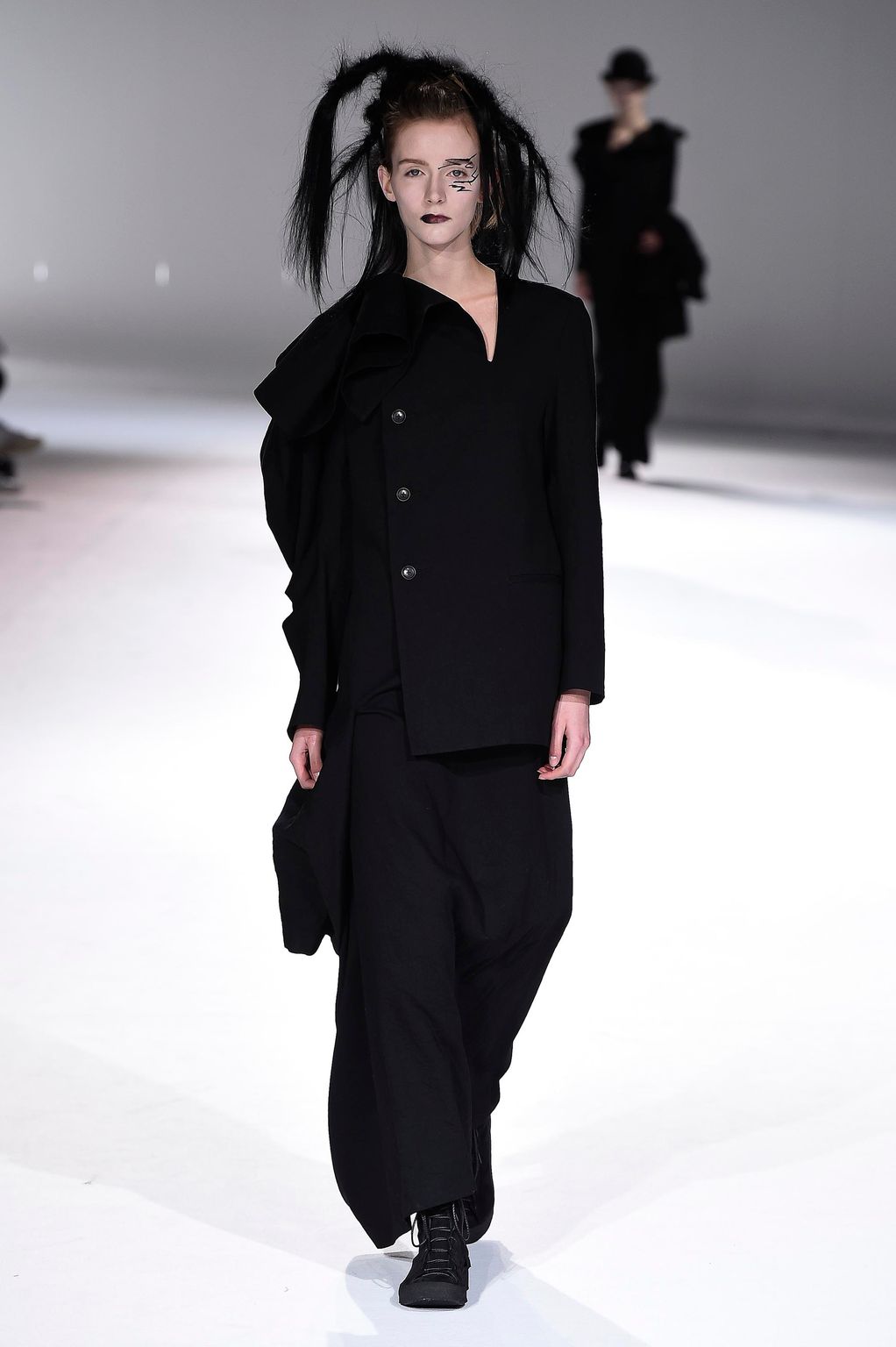 Fashion Week Paris Fall/Winter 2020 look 26 from the Yohji Yamamoto collection womenswear