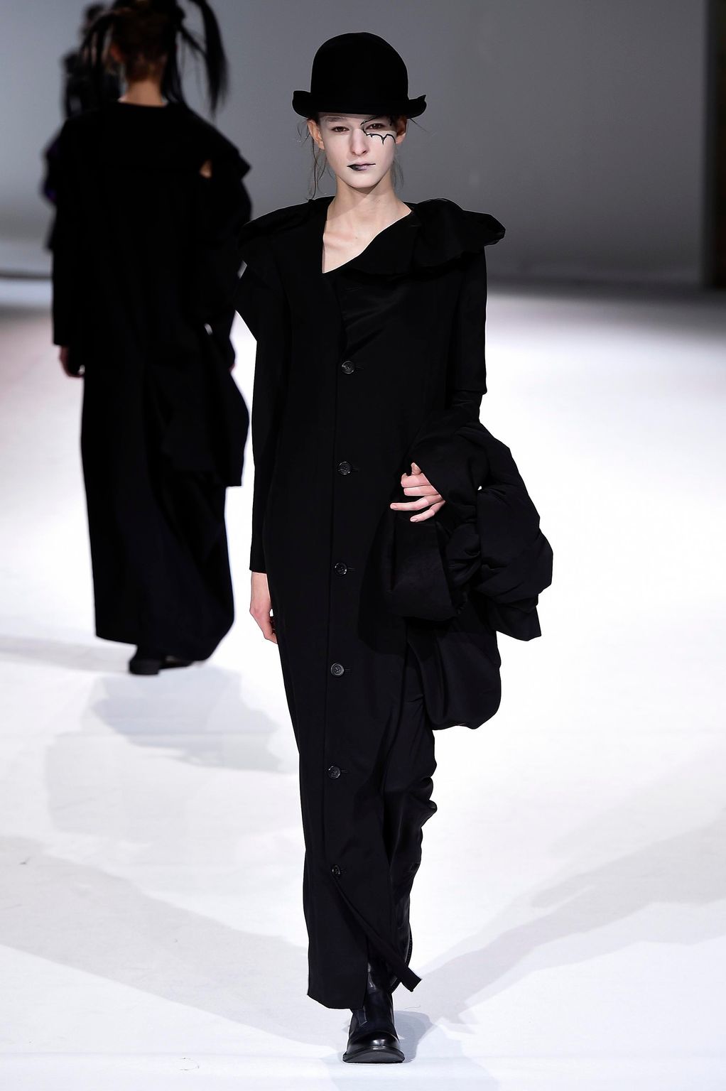Fashion Week Paris Fall/Winter 2020 look 27 from the Yohji Yamamoto collection womenswear
