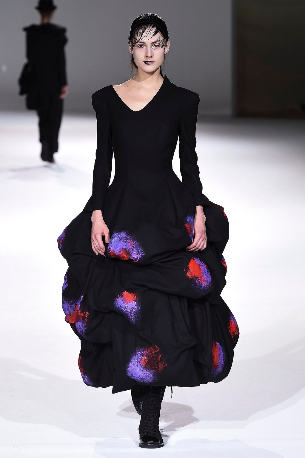 Fashion Week Paris Fall/Winter 2020 look 28 from the Yohji Yamamoto collection womenswear
