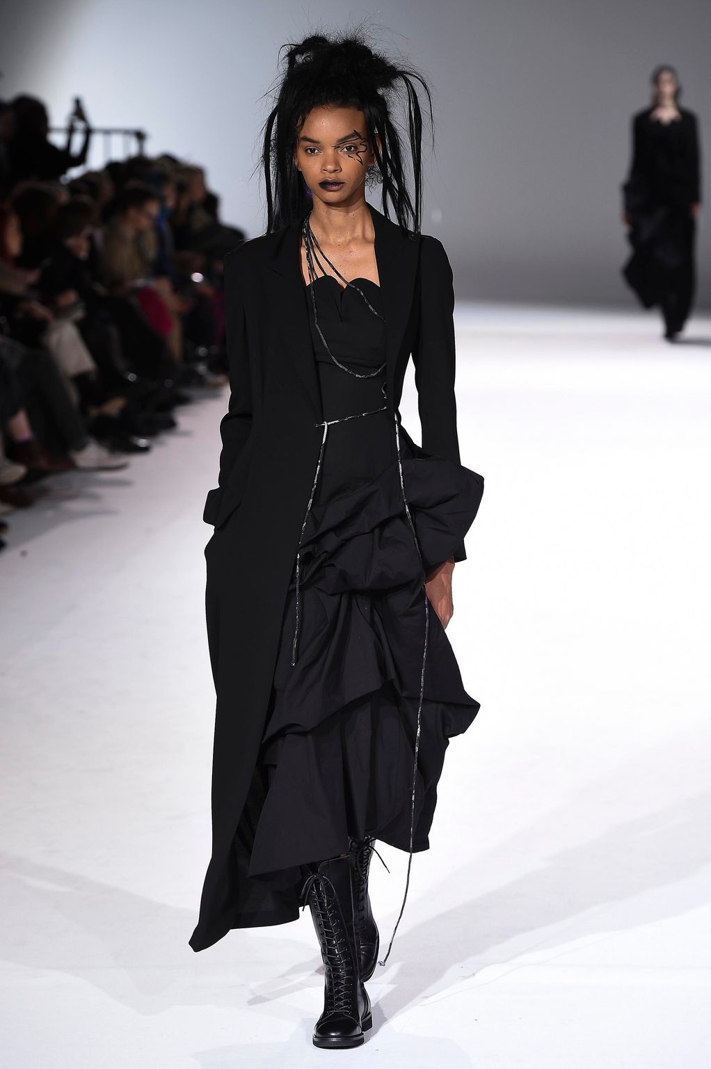 Fashion Week Paris Fall/Winter 2020 look 29 from the Yohji Yamamoto collection 女装