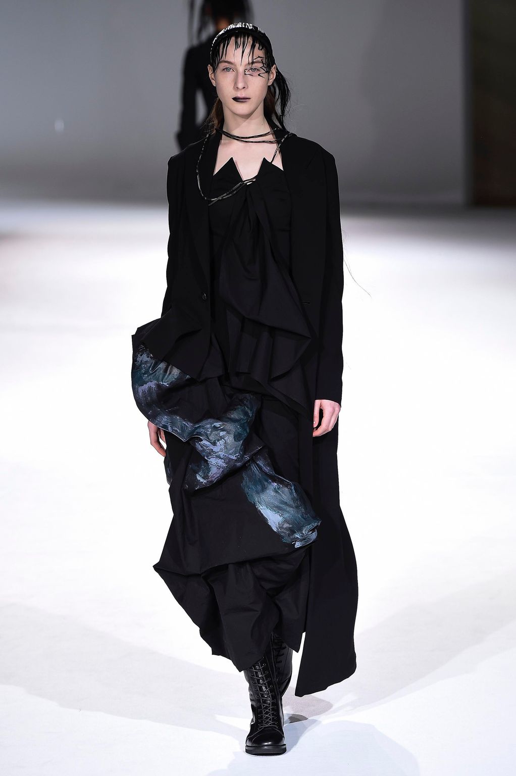Fashion Week Paris Fall/Winter 2020 look 30 from the Yohji Yamamoto collection womenswear