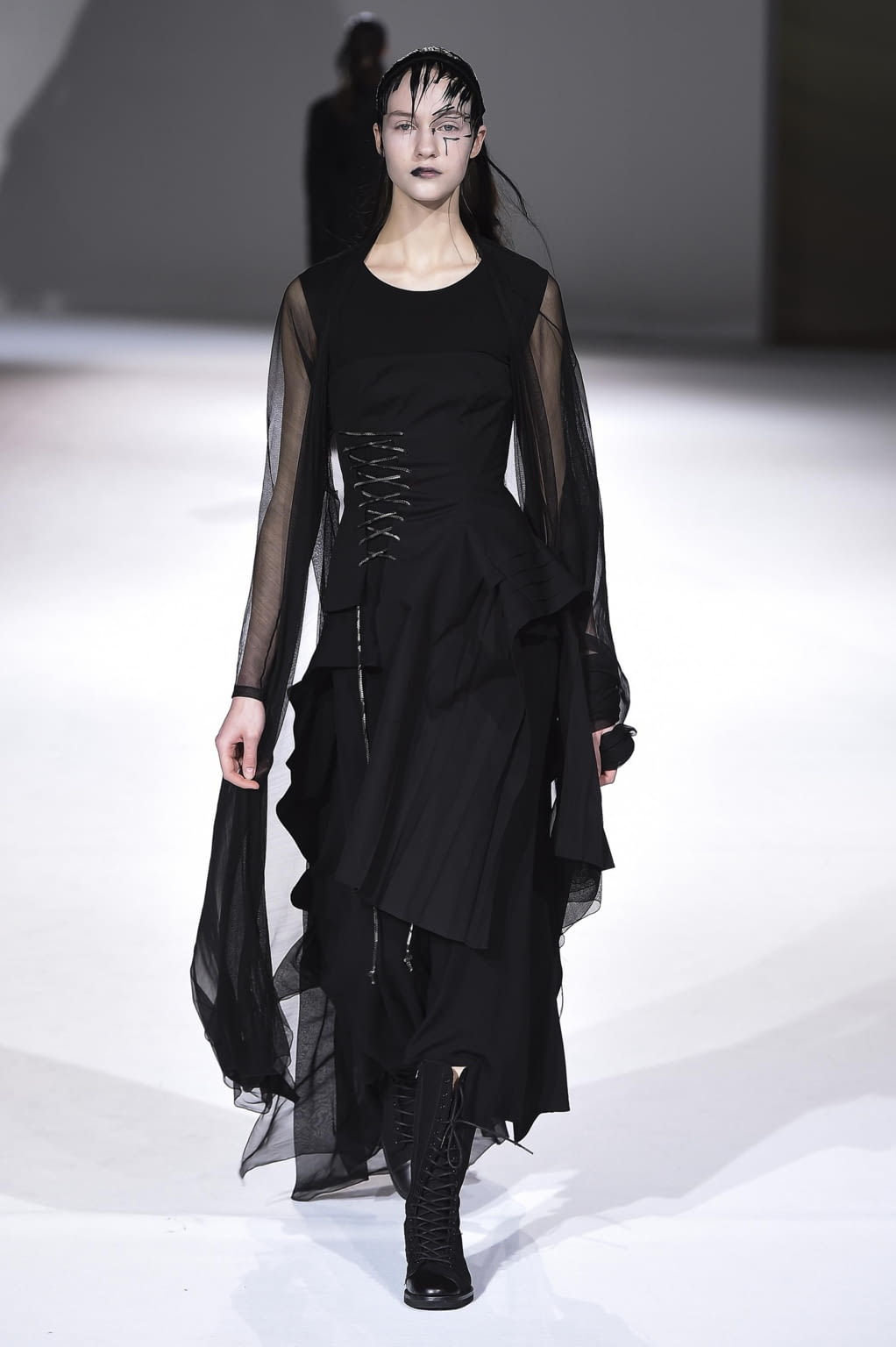 Fashion Week Paris Fall/Winter 2020 look 31 from the Yohji Yamamoto collection womenswear
