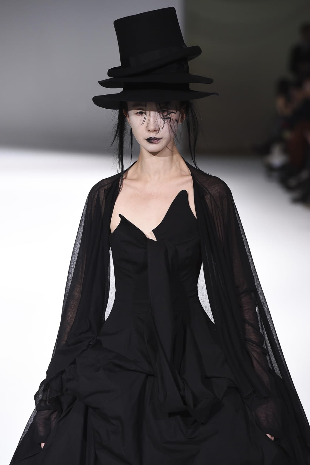 Fashion Week Paris Fall/Winter 2020 look 32 de la collection Yohji Yamamoto womenswear