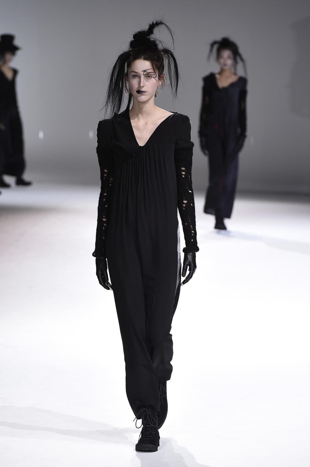 Fashion Week Paris Fall/Winter 2020 look 33 from the Yohji Yamamoto collection 女装