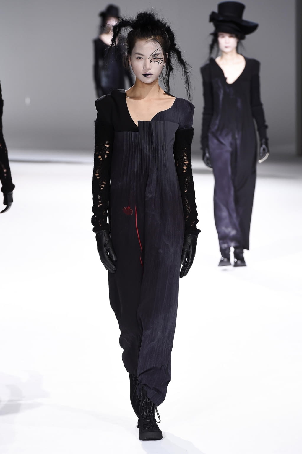 Fashion Week Paris Fall/Winter 2020 look 34 from the Yohji Yamamoto collection womenswear