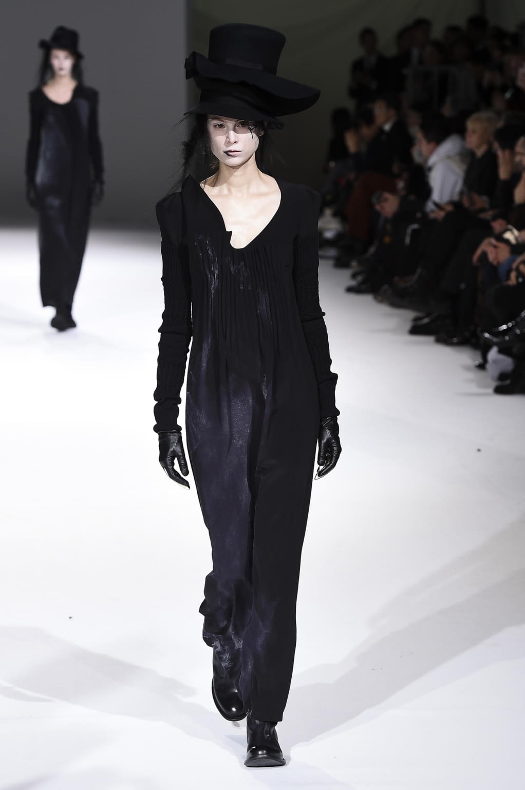 Fashion Week Paris Fall/Winter 2020 look 35 from the Yohji Yamamoto collection womenswear