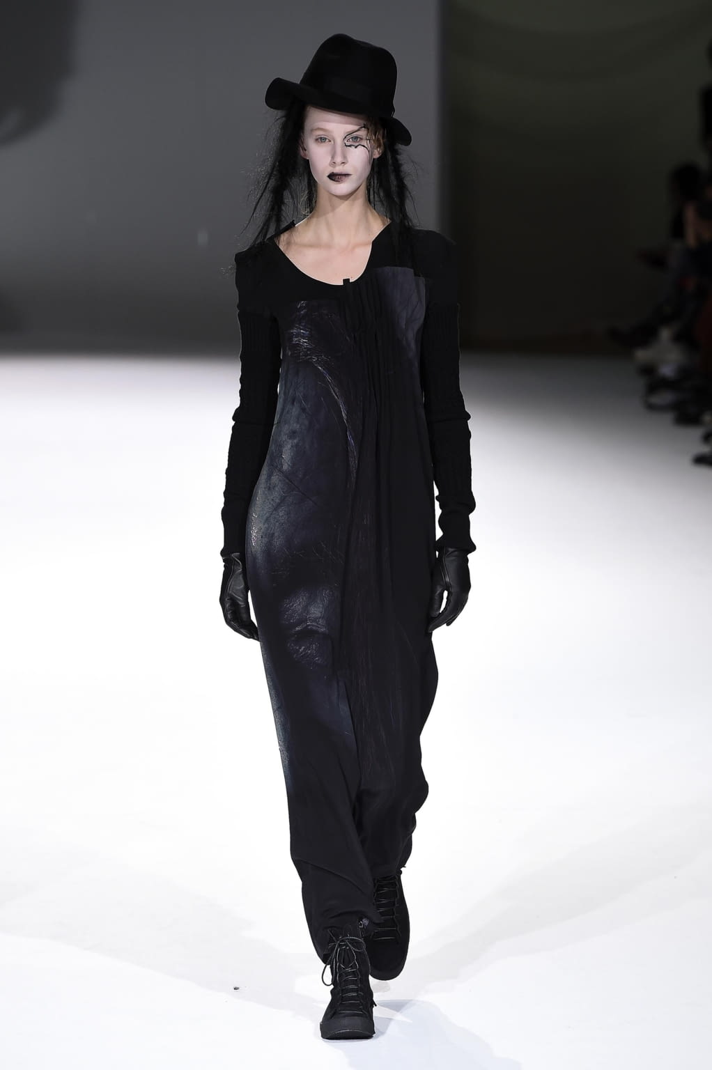 Fashion Week Paris Fall/Winter 2020 look 36 de la collection Yohji Yamamoto womenswear
