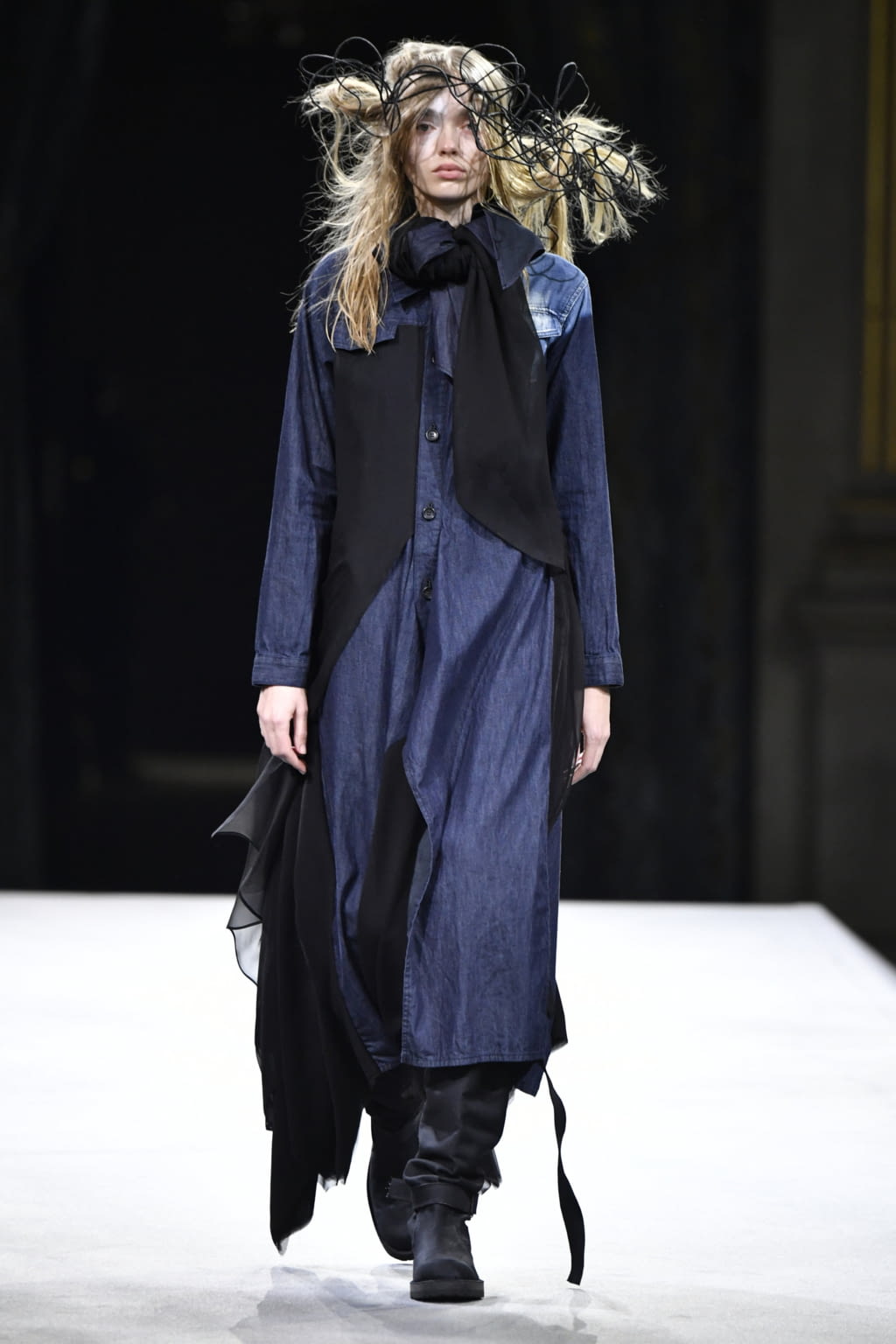 Fashion Week Paris Fall/Winter 2022 look 1 de la collection Yohji Yamamoto womenswear