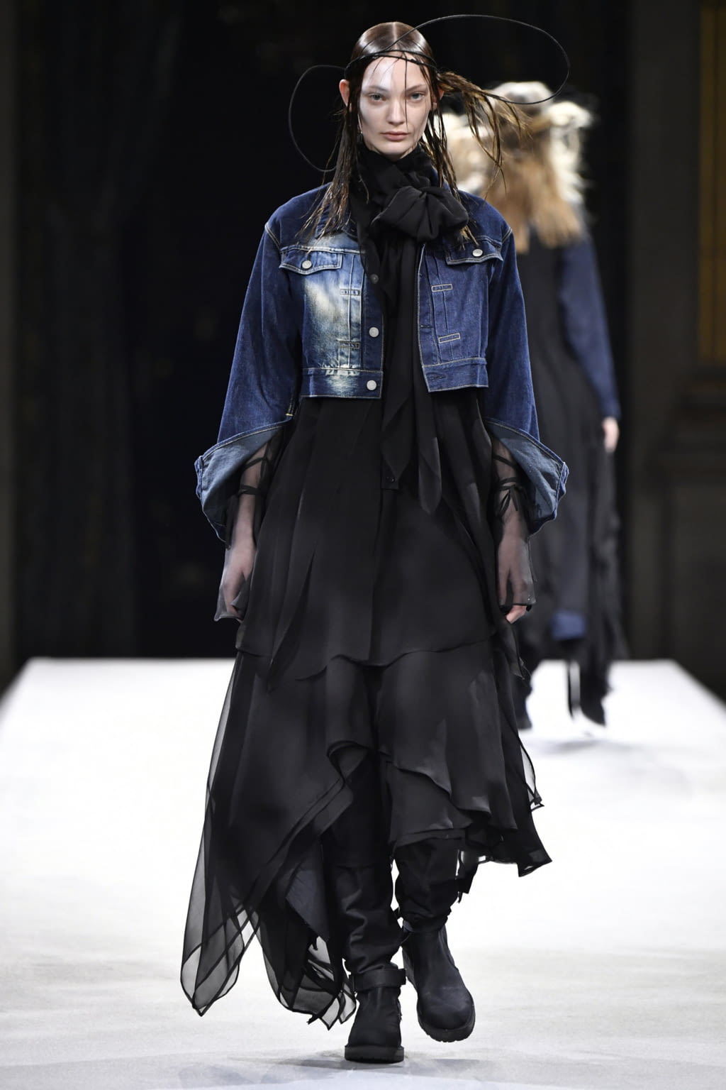 Fashion Week Paris Fall/Winter 2022 look 2 de la collection Yohji Yamamoto womenswear