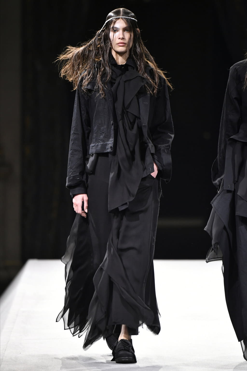 Fashion Week Paris Fall/Winter 2022 look 6 from the Yohji Yamamoto collection womenswear