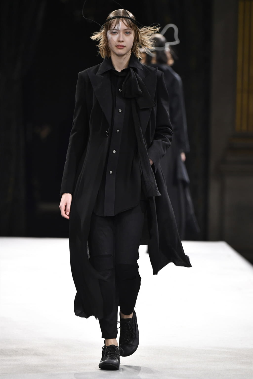 Fashion Week Paris Fall/Winter 2022 look 9 from the Yohji Yamamoto collection 女装