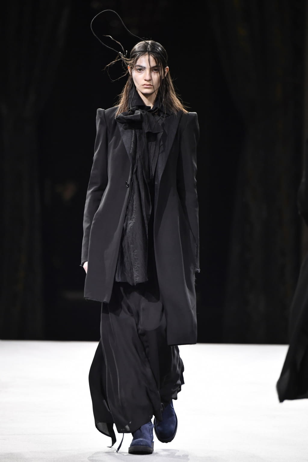 Fashion Week Paris Fall/Winter 2022 look 10 from the Yohji Yamamoto collection womenswear
