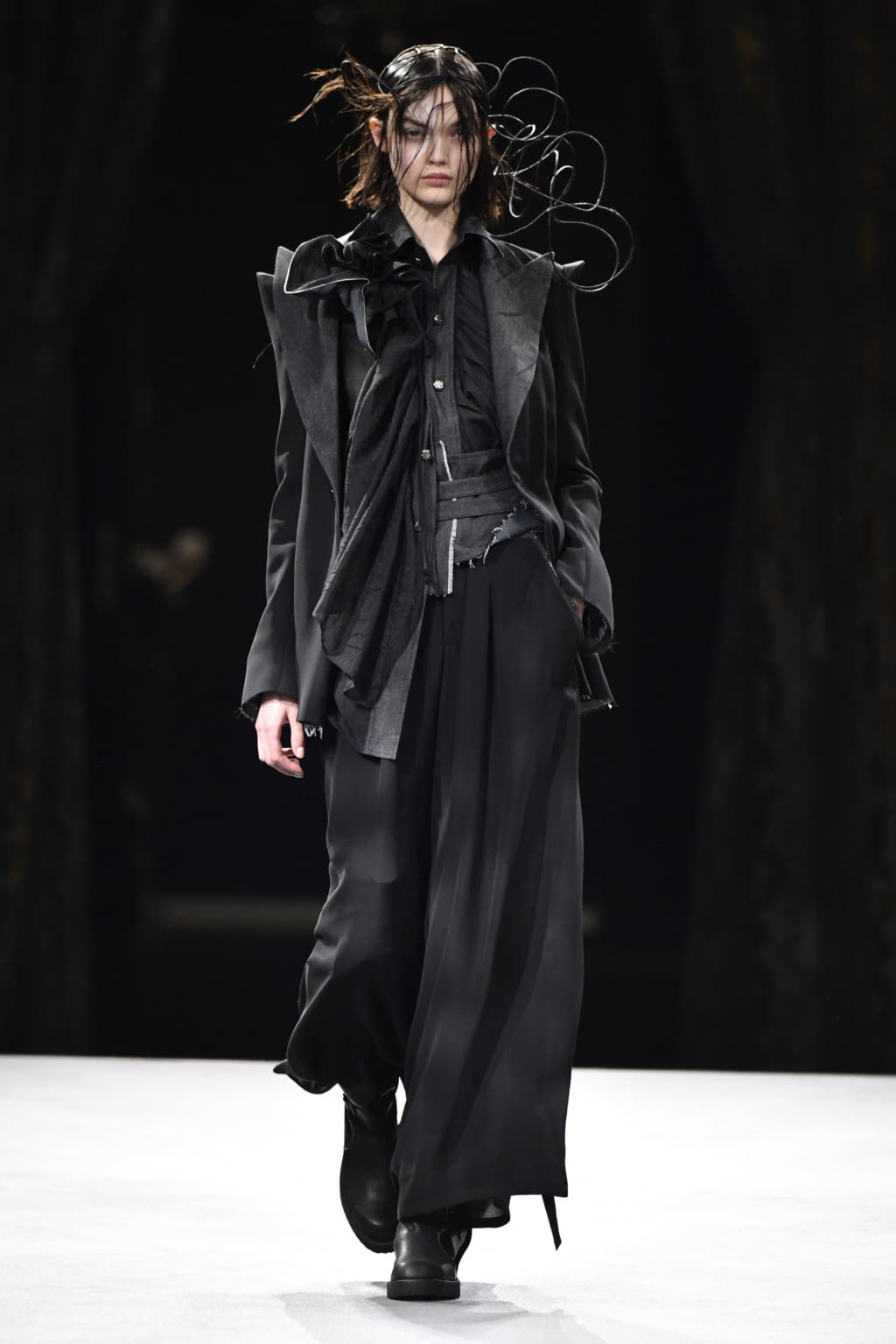 Fashion Week Paris Fall/Winter 2022 look 11 from the Yohji Yamamoto collection 女装