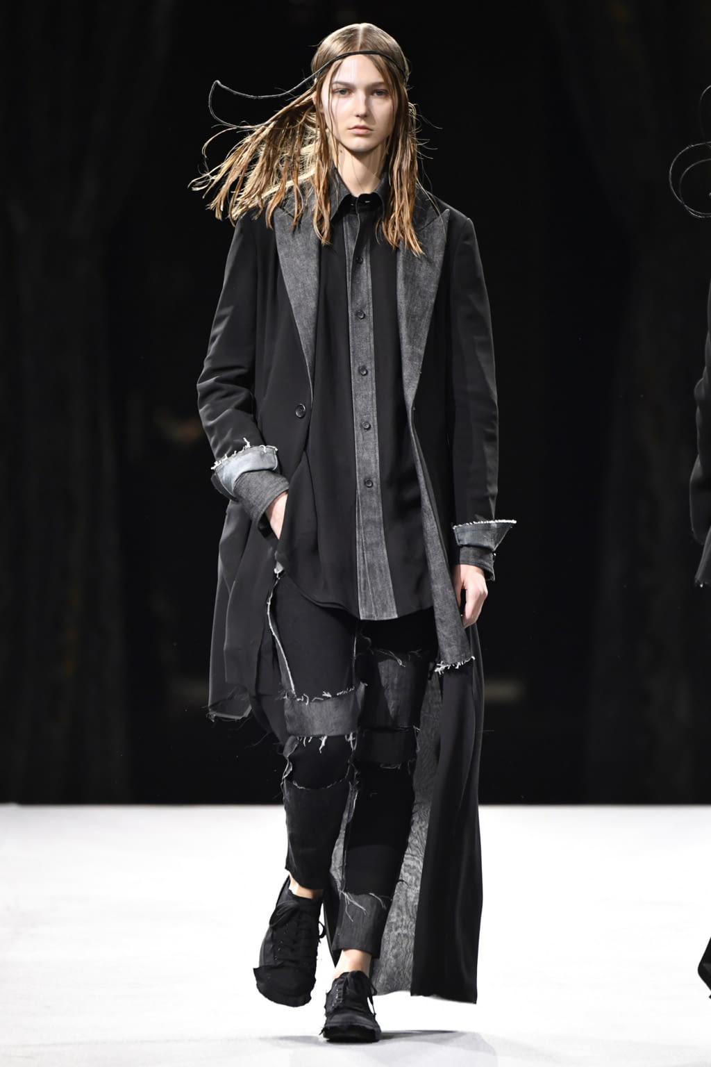 Fashion Week Paris Fall/Winter 2022 look 12 from the Yohji Yamamoto collection womenswear