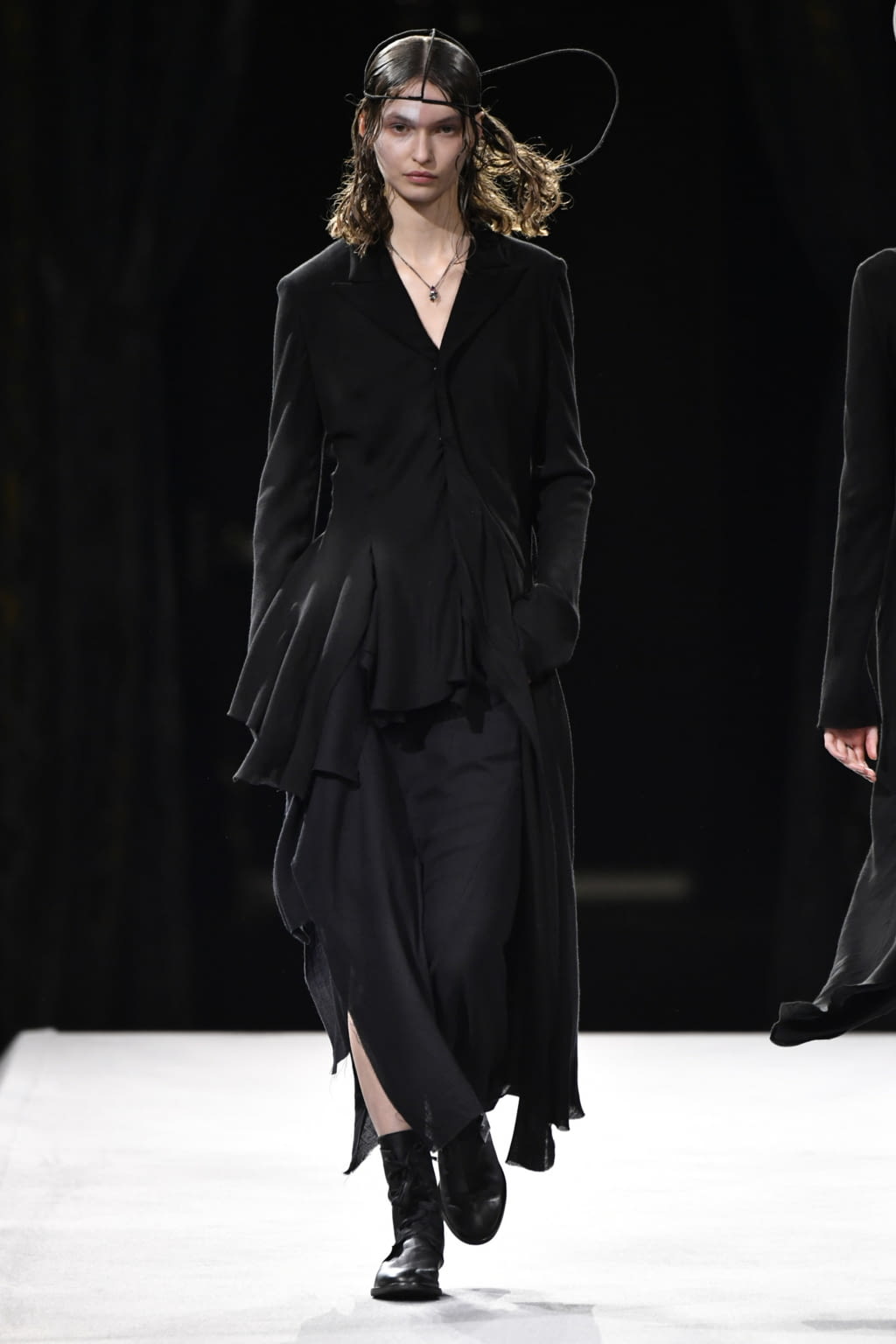 Fashion Week Paris Fall/Winter 2022 look 16 from the Yohji Yamamoto collection womenswear