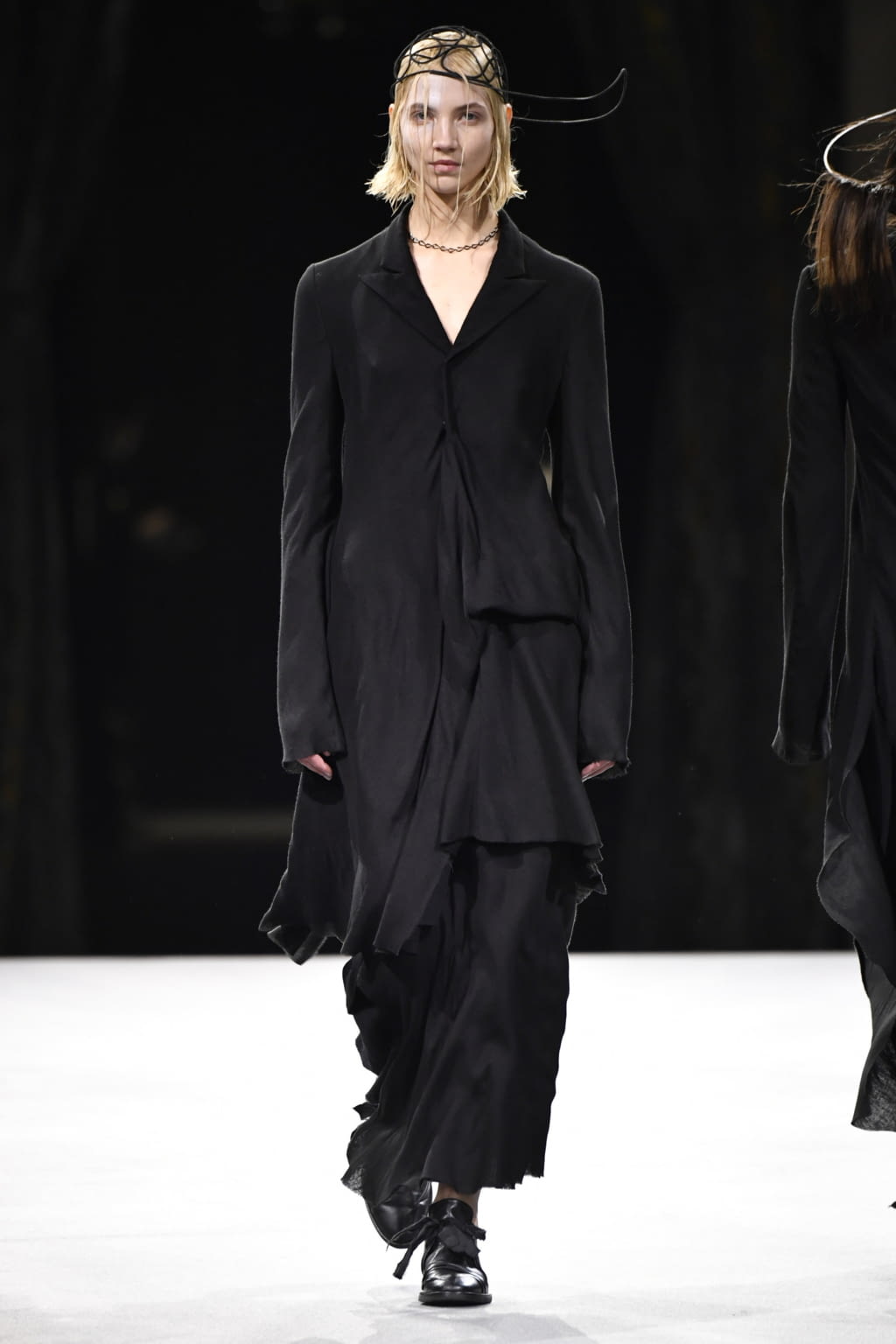 Fashion Week Paris Fall/Winter 2022 look 19 from the Yohji Yamamoto collection womenswear