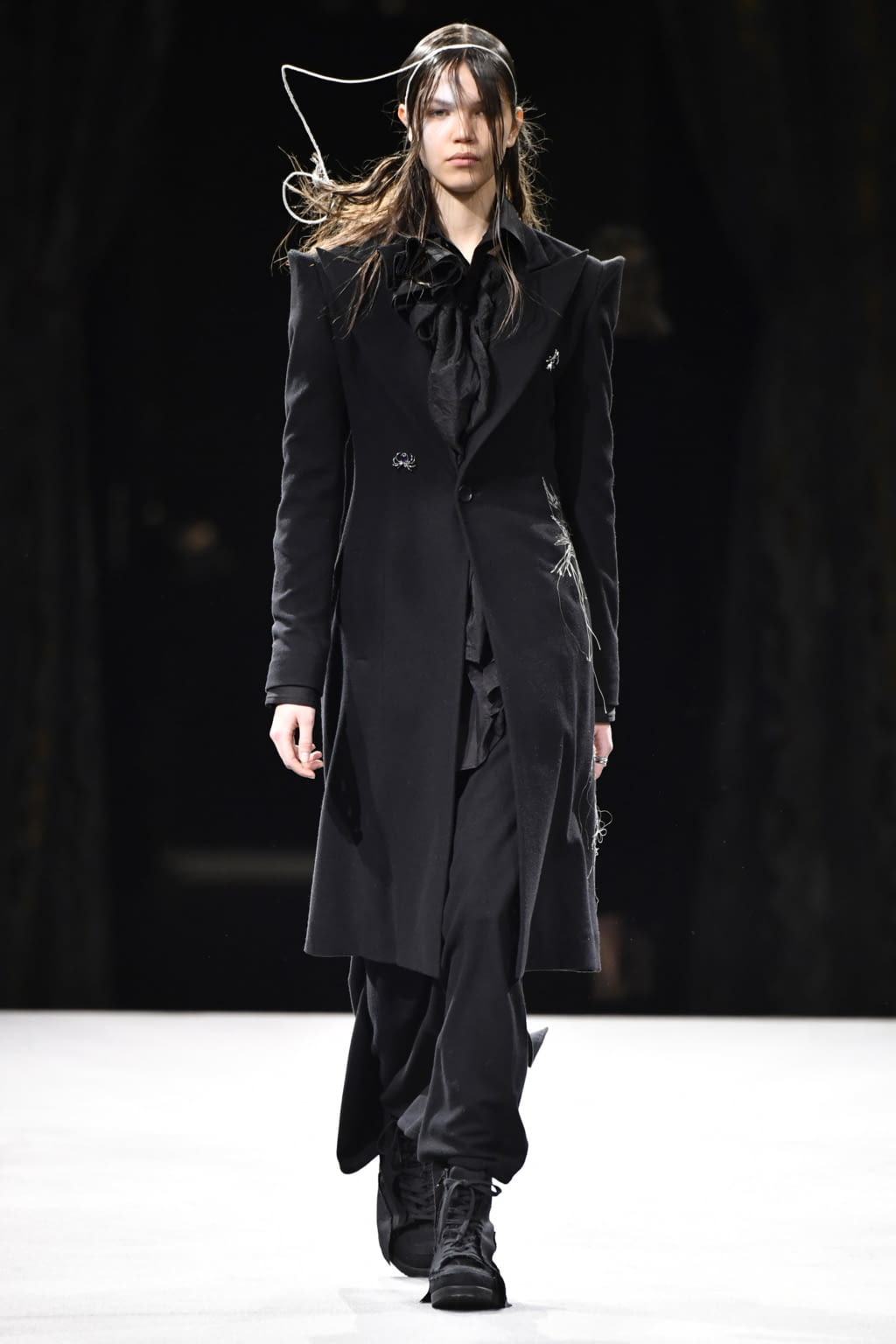 Fashion Week Paris Fall/Winter 2022 look 20 from the Yohji Yamamoto collection womenswear